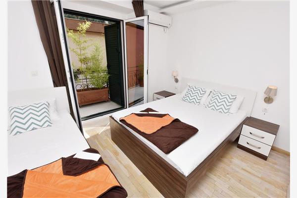 Room S1, for 3 persons