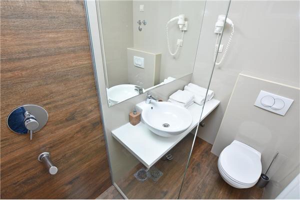 Room S1, for 3 persons