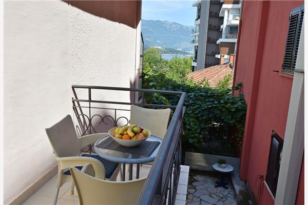 Room S1, for 3 persons