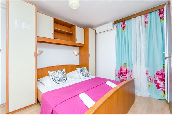 Room S1, for 3 persons