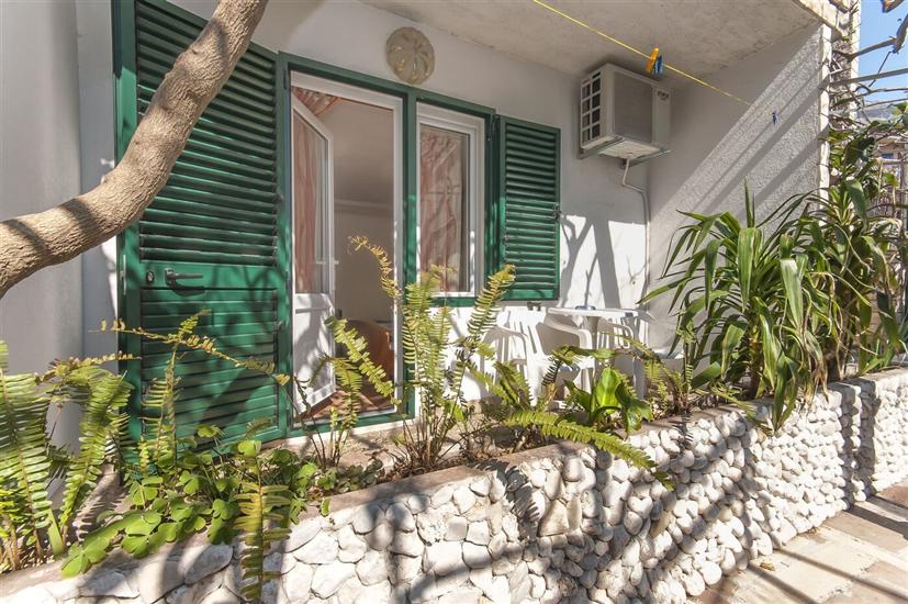 Room S1, for 3 persons