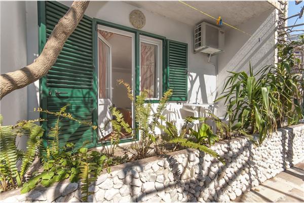 Room S1, for 3 persons