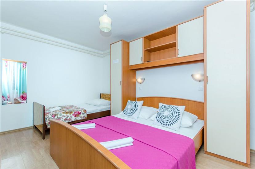 Room S1, for 3 persons