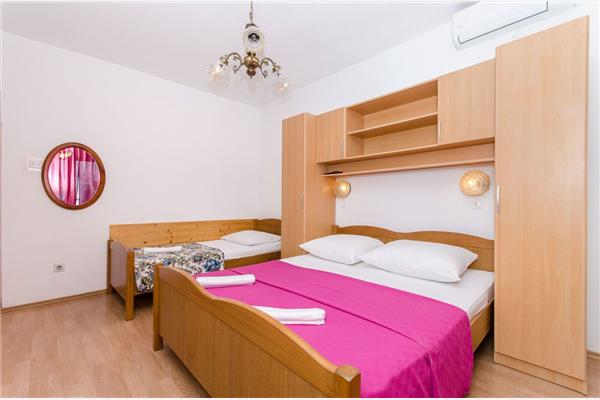 Room S5, for 3 persons