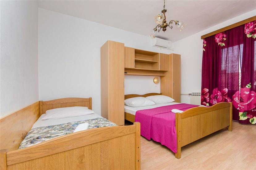 Room S5, for 3 persons