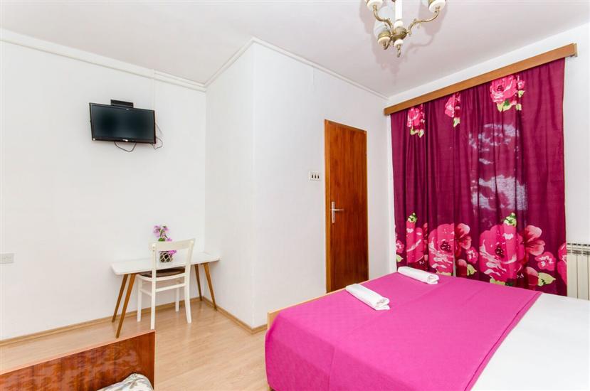 Room S6, for 3 persons