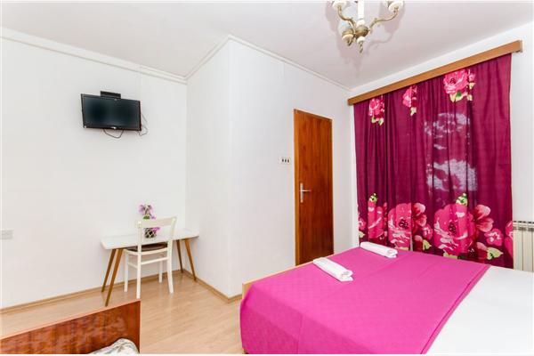 Room S6, for 3 persons