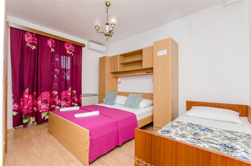 Room S6, for 3 persons