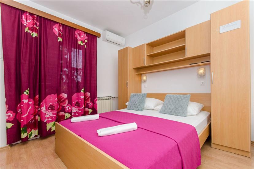 Room S6, for 3 persons