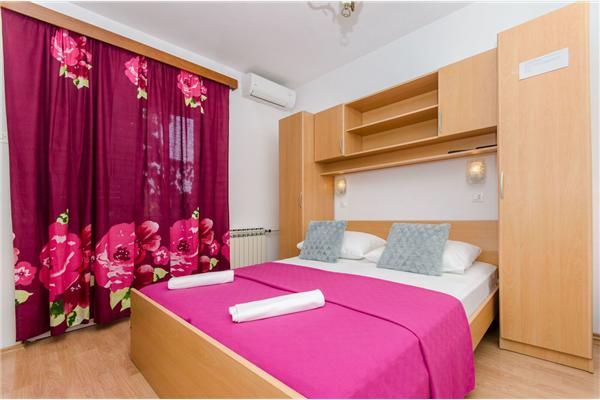 Room S6, for 3 persons