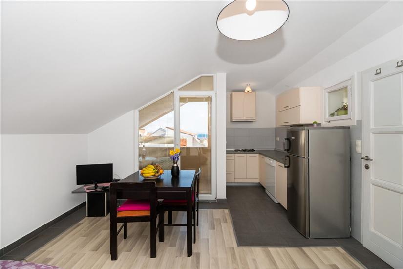 Apartment Lena city center near beach