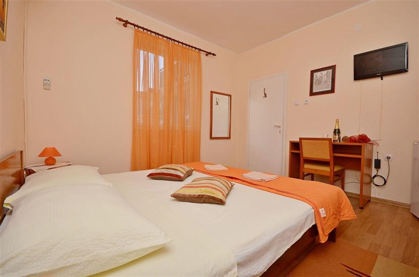 Room S1, for 2 persons