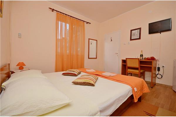 Room S1, for 2 persons