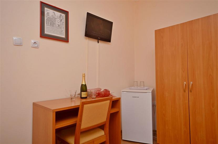 Room S1, for 2 persons