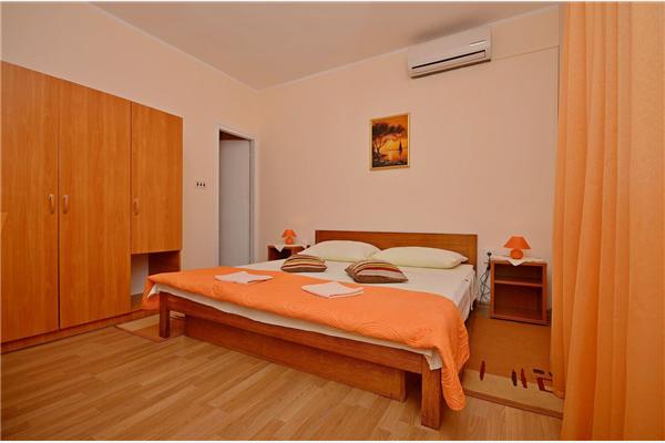 Room S1, for 2 persons