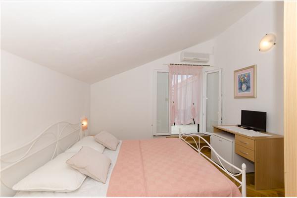 Room S1, for 2 persons