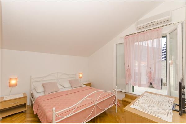 Room S1, for 2 persons