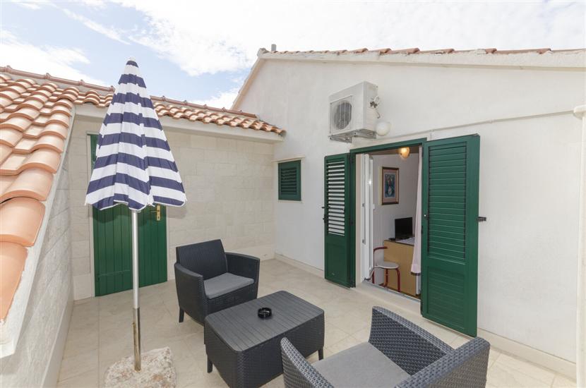 Room S1, for 2 persons