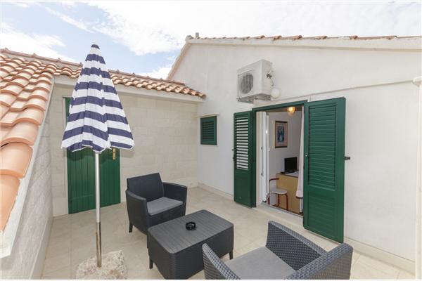 Room S1, for 2 persons