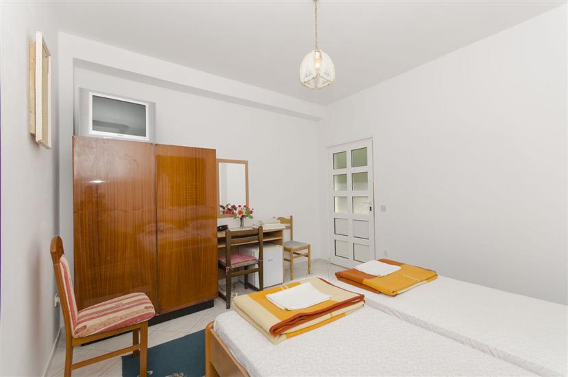 Room S1, for 2 persons