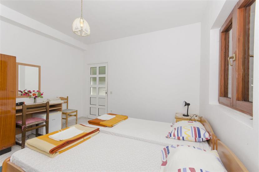 Room S1, for 2 persons