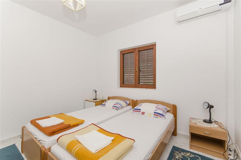 Room S1, for 2 persons