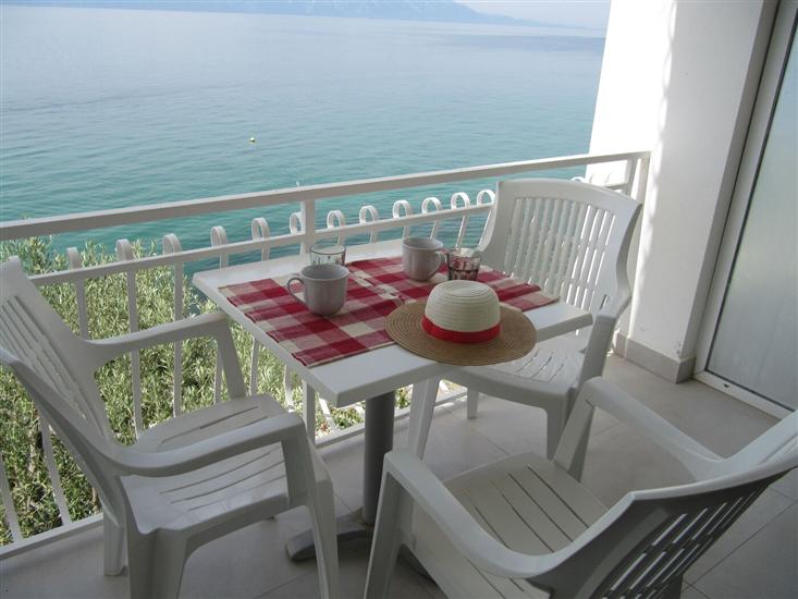 Room S2, for 3 persons