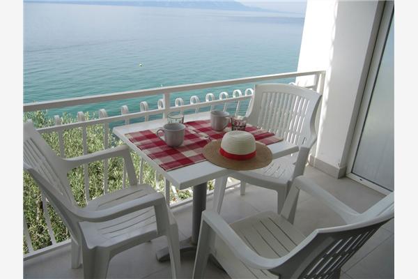 Room S2, for 3 persons