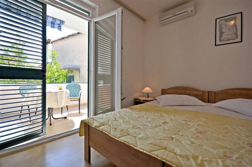 Room S3, for 3 persons