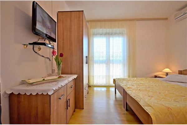 Room S3, for 3 persons