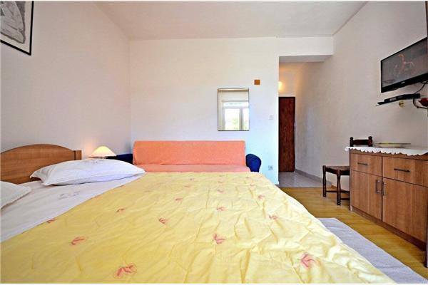 Room S3, for 3 persons