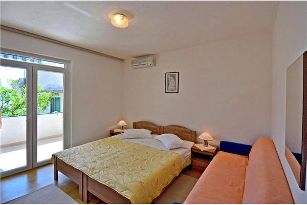 Room S3, for 3 persons