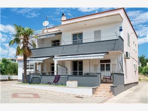 Apartmány Blata Vodice, Rozloha 50,00 m2, Vzdušná vzdialenosť od centra miesta 600 m