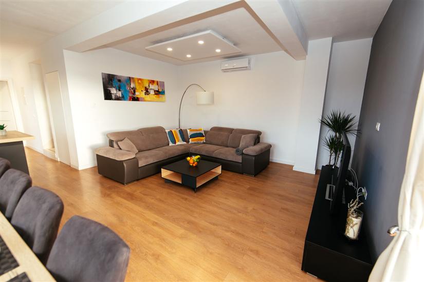 House K1, for 12 persons