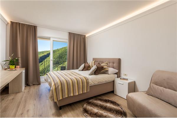 Room S2, for 3 persons