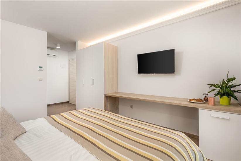 Room S2, for 3 persons