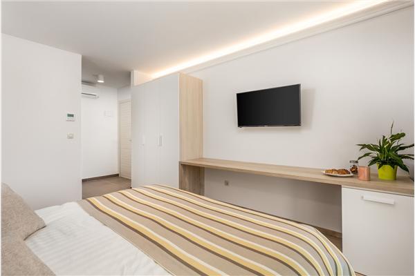 Room S2, for 3 persons