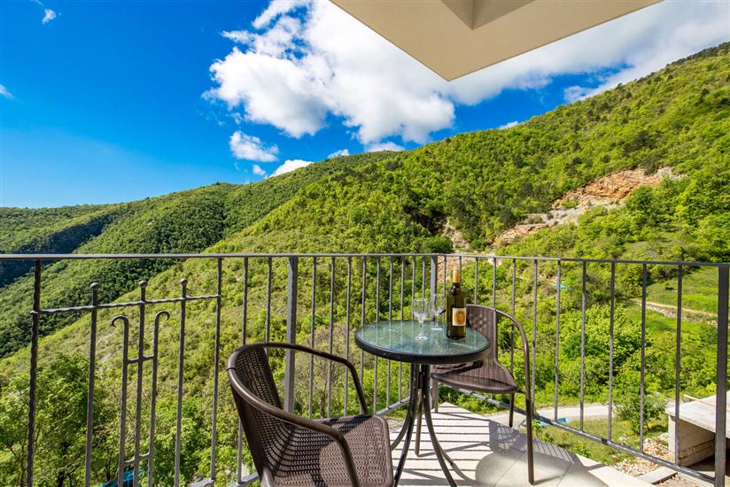 Room S1, for 3 persons