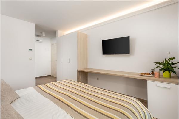 Room S3, for 3 persons