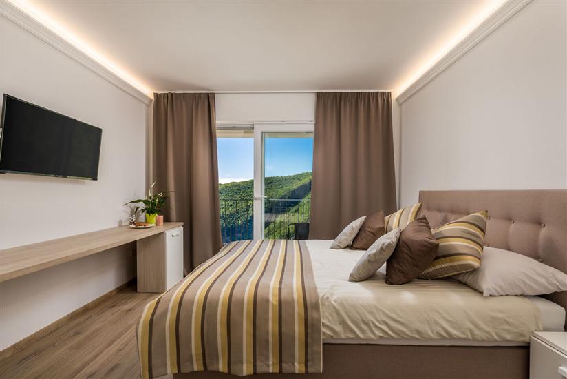 Room S4, for 3 persons