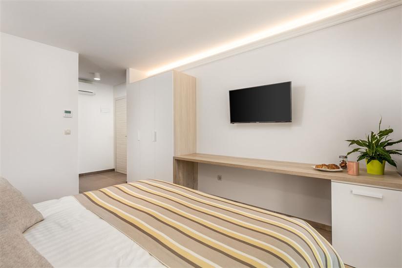 Room S4, for 3 persons