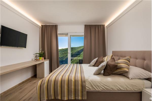 Room S8, for 3 persons