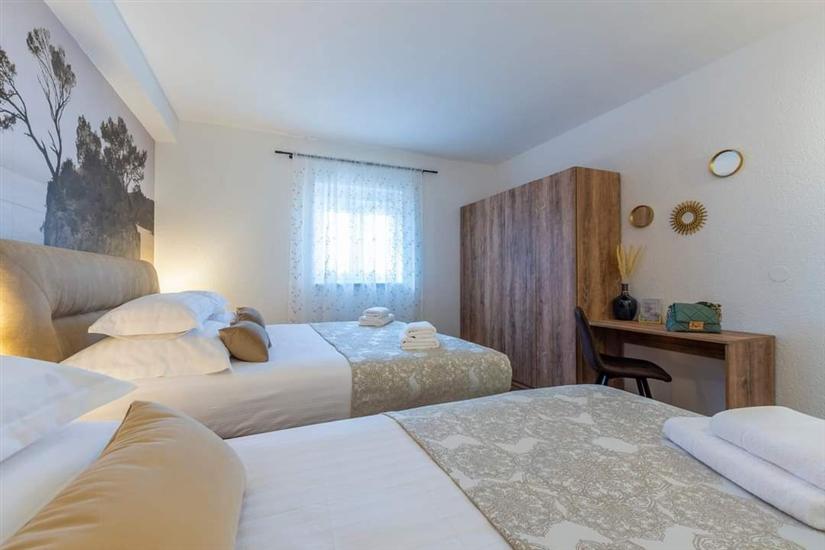 House K1, for 18 persons