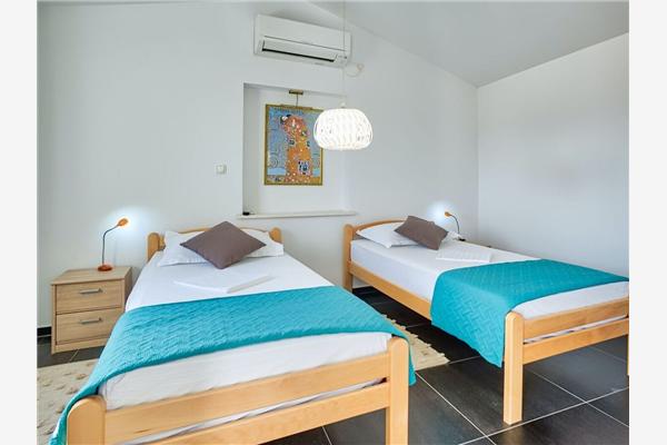 House K1, for 14 persons