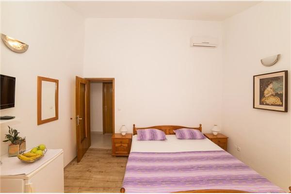 Room S1, for 2 persons