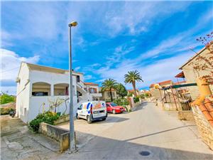 Apartment Toma Supetar - island Brac, Size 50.00 m2, Airline distance to the sea 200 m, Airline distance to town centre 150 m