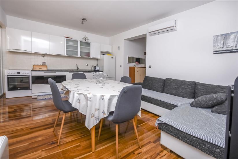 Apartment A1, for 5 persons