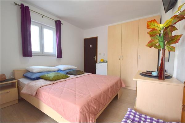 Room S1, for 2 persons