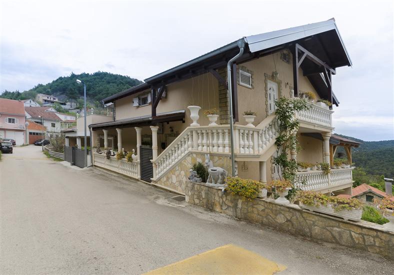 Apartmaj Maja with Jacuzzi