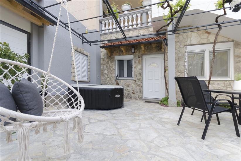 Apartmaj Maja with Jacuzzi